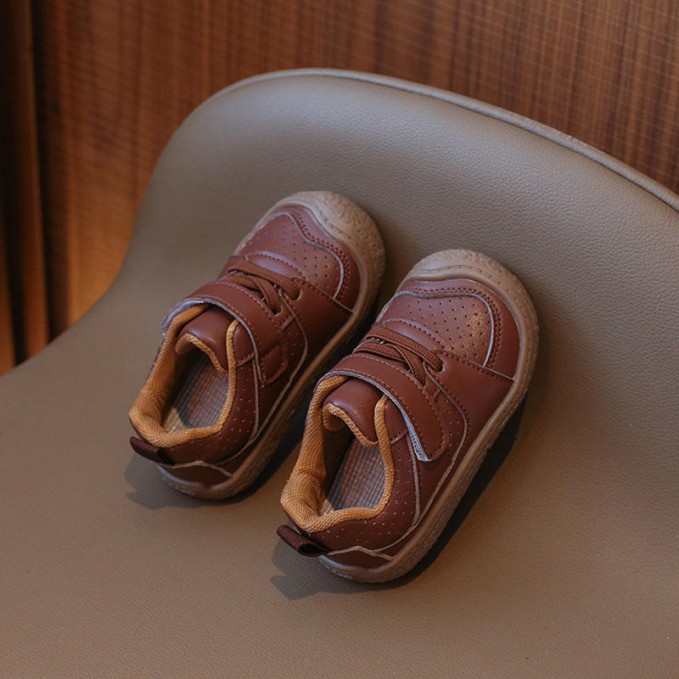 Protective toe breathable non-slip boys sports shoes