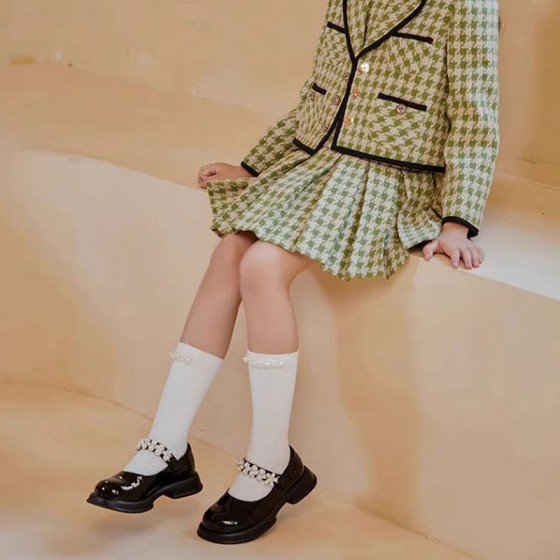 Wide-toe pearl flower decorated girls' leather shoes