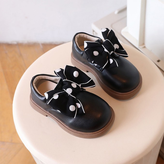 Polka dot bowknot decorated soft sole girls leather shoes