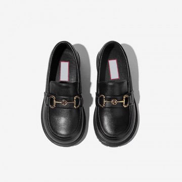 Black metal buckle decorated girls' leather shoes