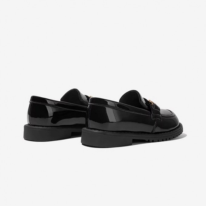Black metal buckle decorated girls' leather shoes